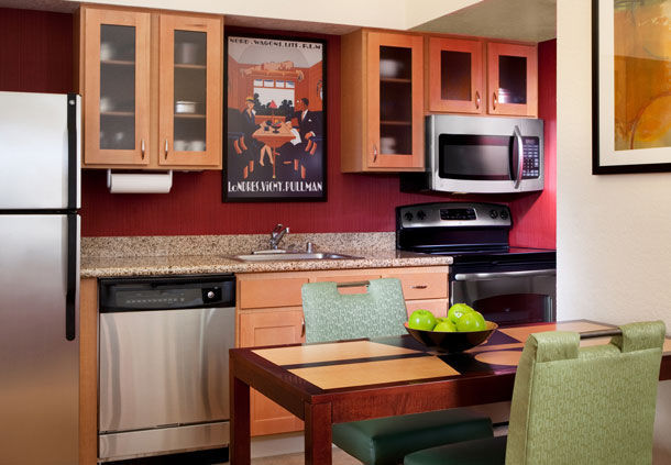 フル装備のキッチン