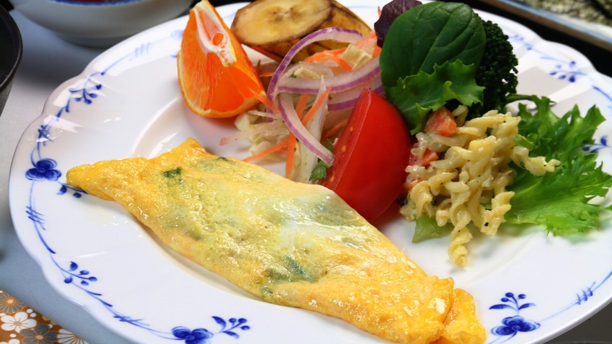 □【朝食】オムレツ、体に優しい食材が並びます