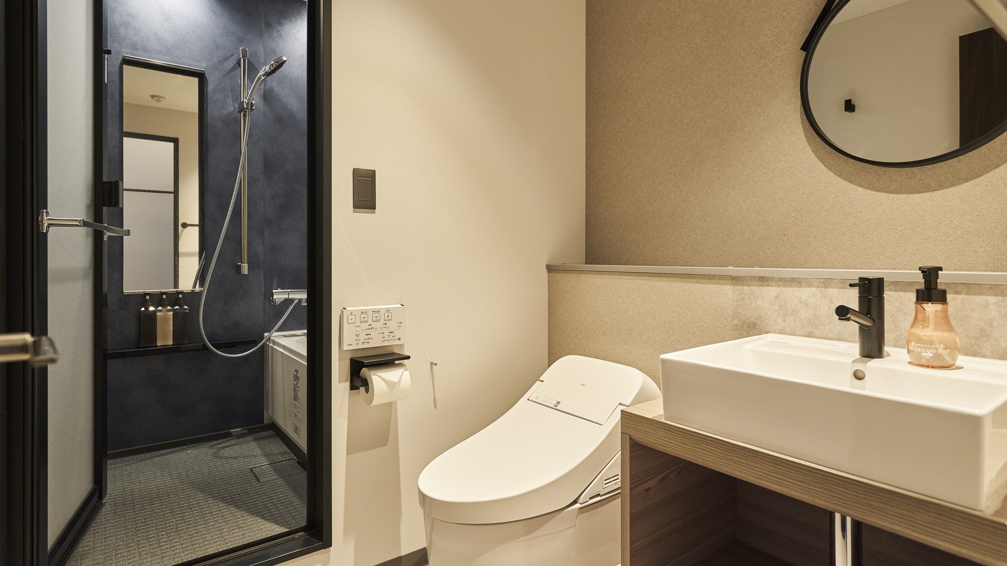 新客室 キングサイズルーム ベッドサイズ180&times;200 段差有