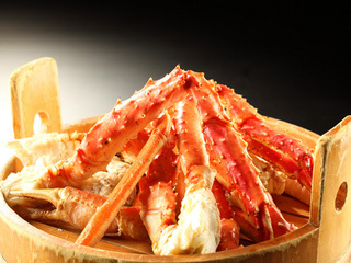 別注料理【たらば蟹盛】冬の豪華味覚たらば蟹をお皿いっぱいにお届けします。思う存分お楽しみください。