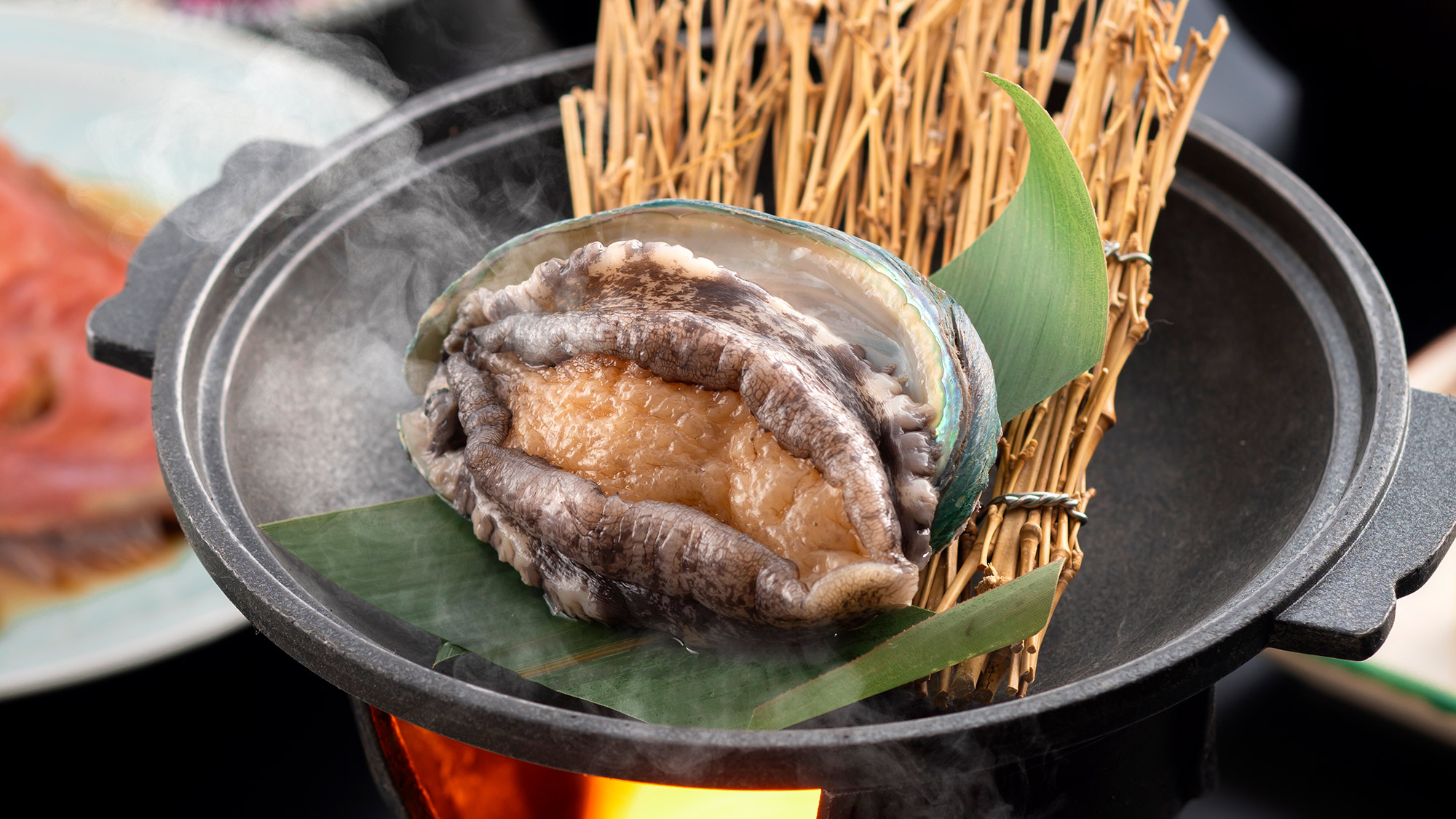 鮑の踊り焼きは、目の前で焼き上げられ、香ばしい香りと柔らかい食感が口の中で広がります。