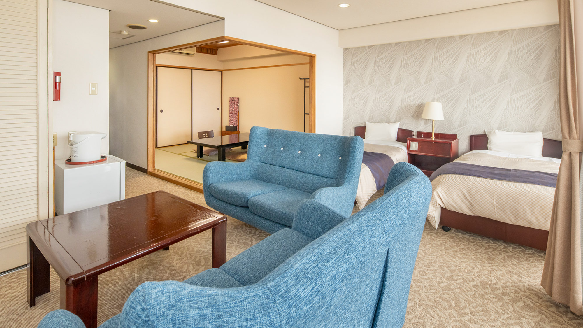 【和洋室】ツインベッドにゆったり横になれる和室も