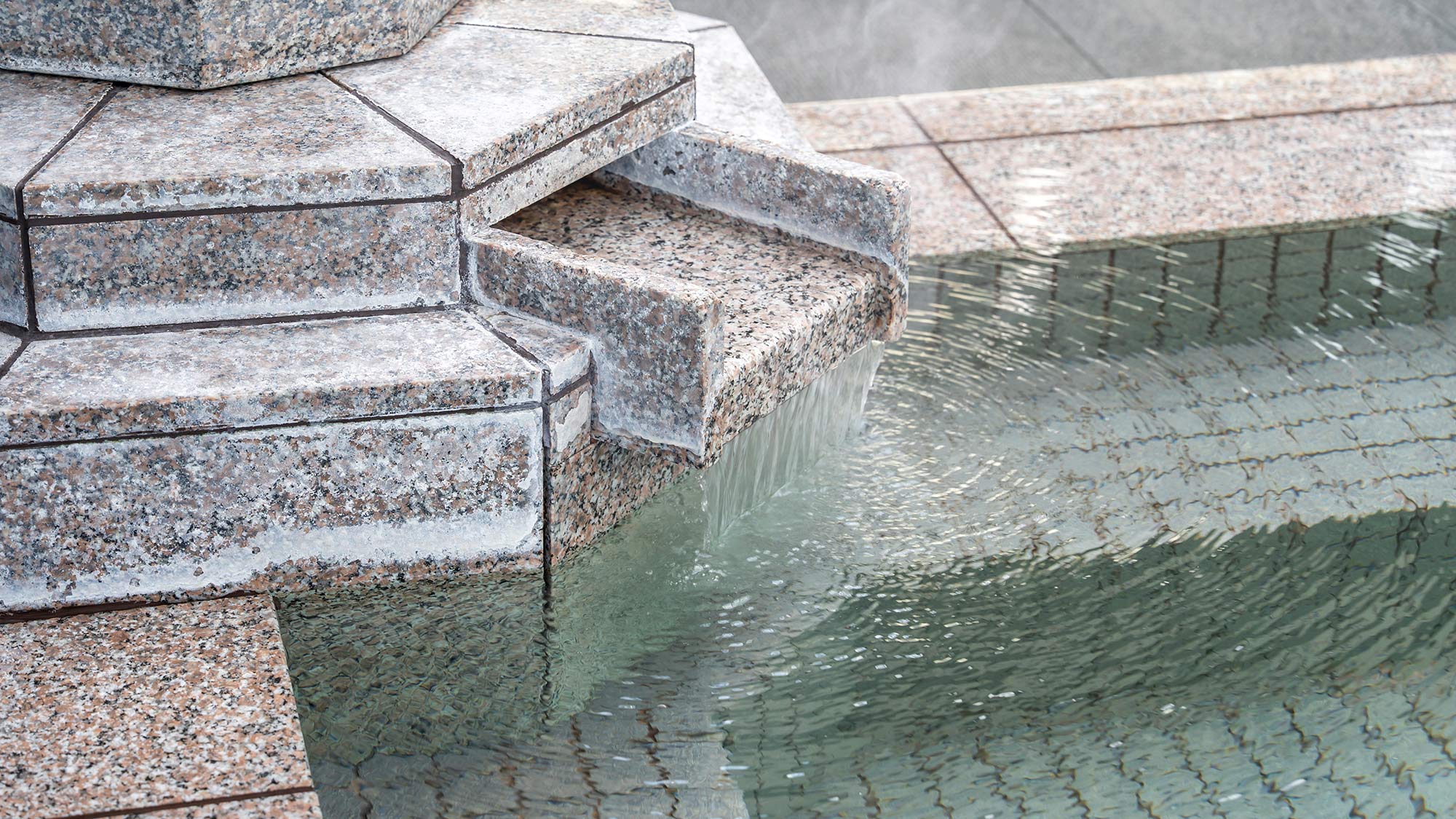 【大浴場】当館の自家源泉は神経痛・冷え性・疲労回復などに効果があるとされています