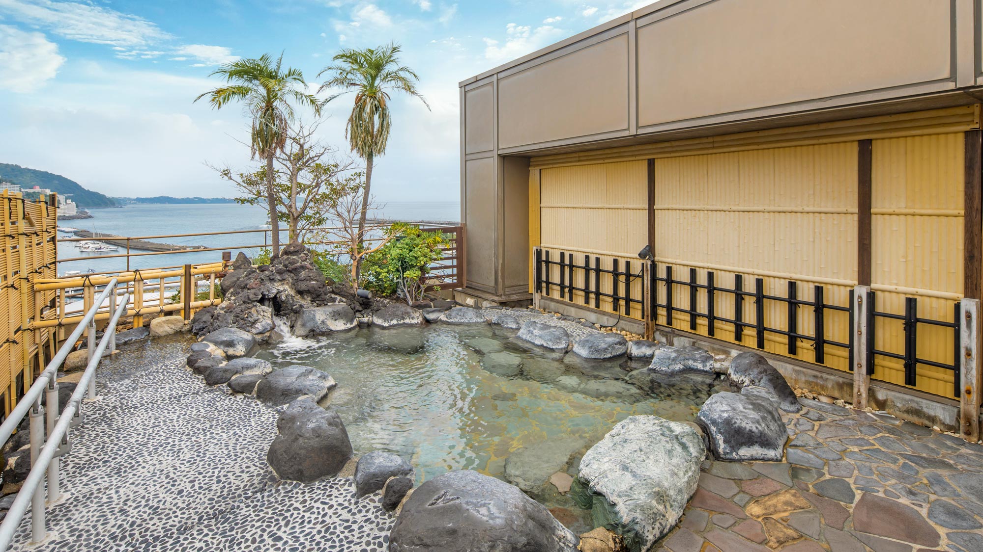 【露天風呂】山々と街並みの織りなす美しい景色を眺めながら、良質な温泉をご堪能いただけます。