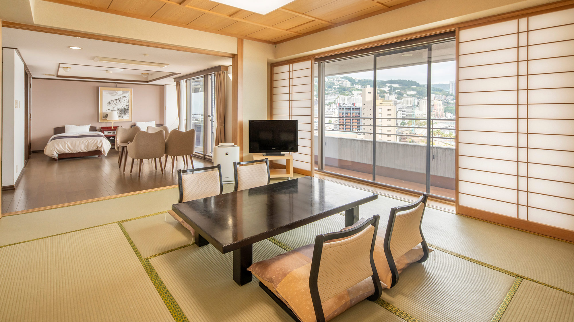 【特別室907号室】眺望抜群。花火大会シーズンにはお部屋からダイナミックな花火鑑賞も。