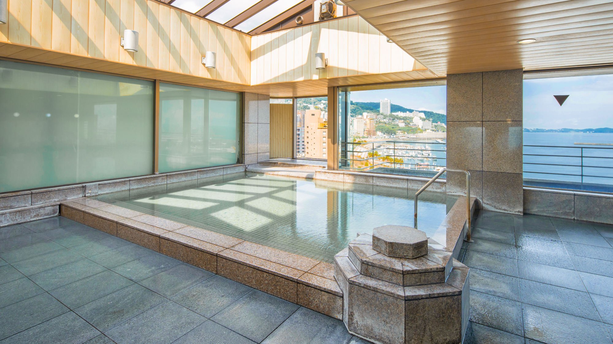 【大浴場】日中は熱海の山々に水平線、夜には熱海の夜景をご覧いただける大浴場