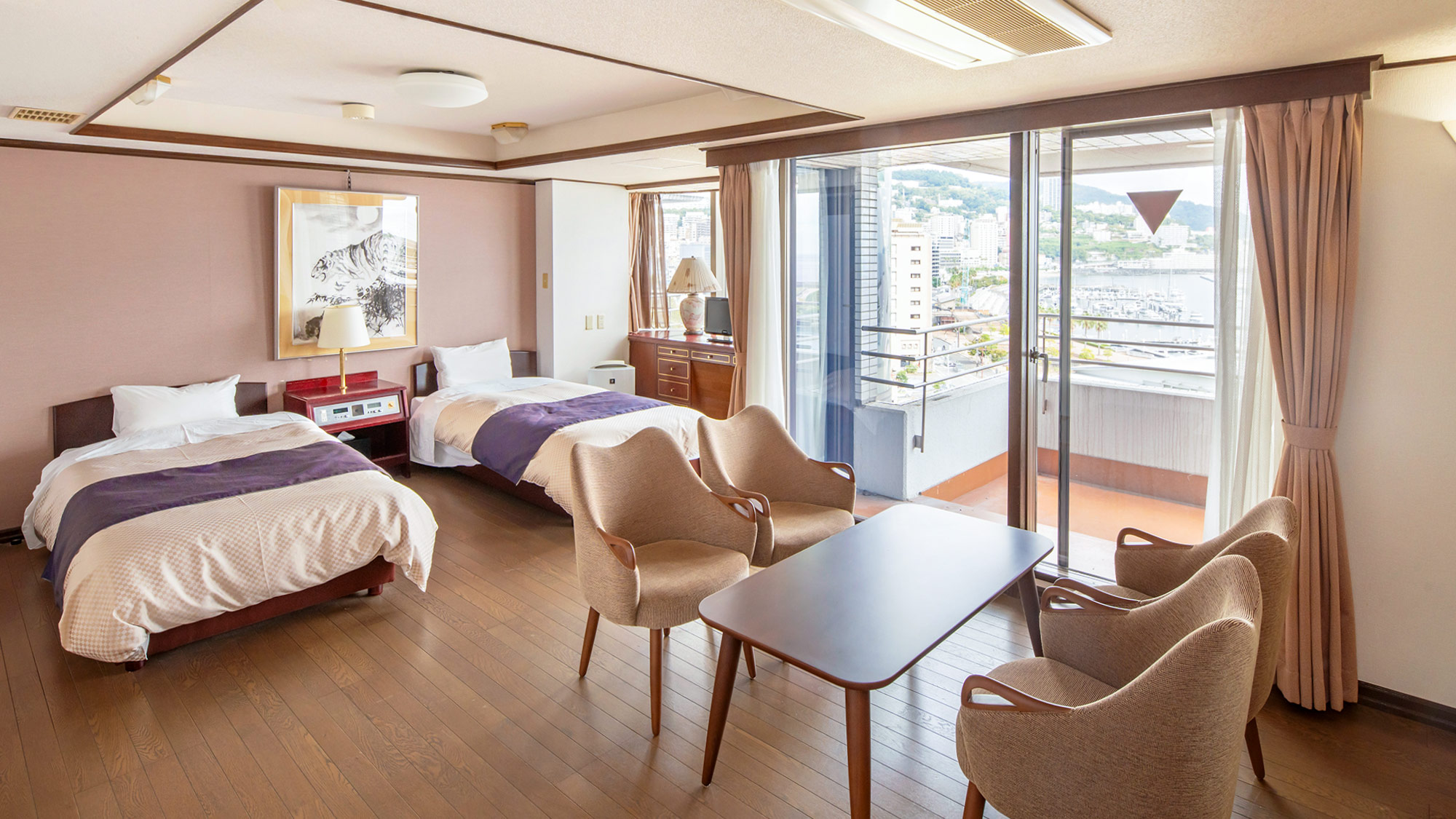 【特別室907号室】フローリングのフロアにツインベッドを配した特別室からは熱海湾を一望