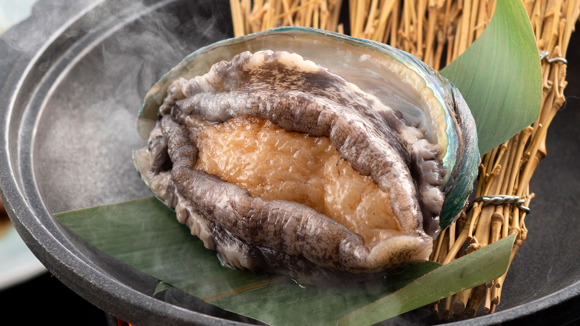 歯ごたえ抜群のアワビは目の前で踊り焼きに
