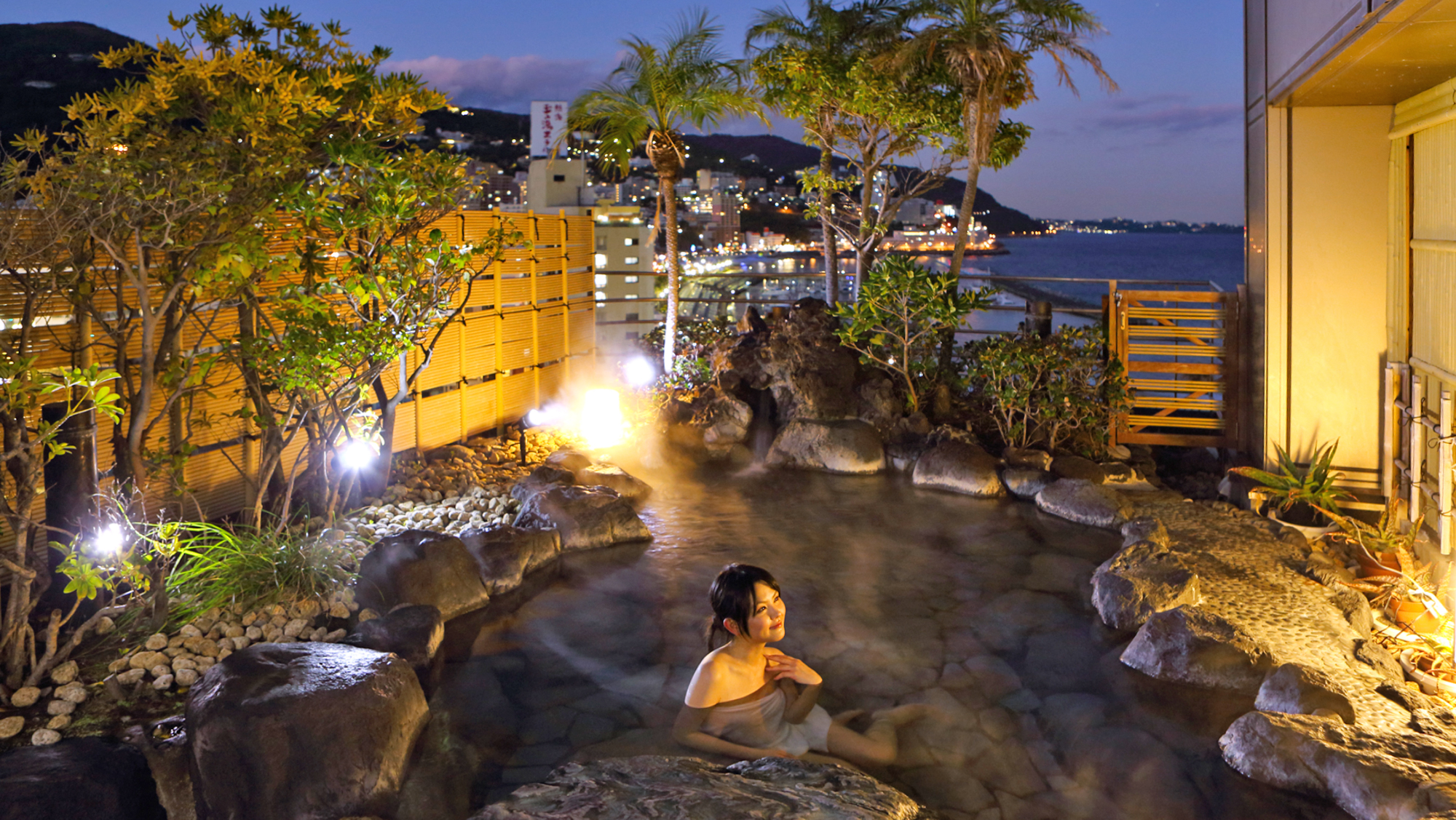 夜には熱海市街の夜景と星空を眺めながら、熱海温泉をゆっくり堪能できる露天風呂