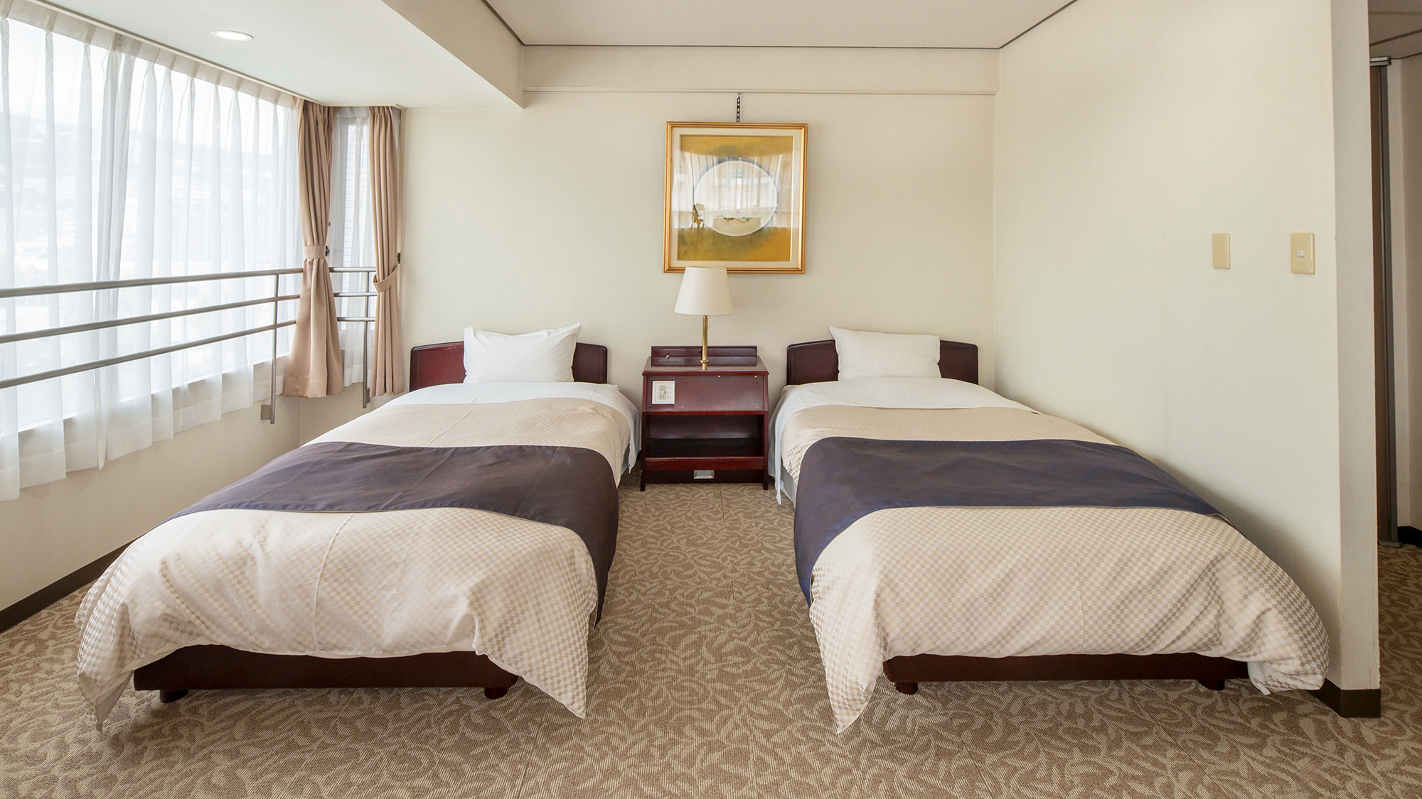 【和洋室】ツインベッドを配したゆったりとした造りの和洋室