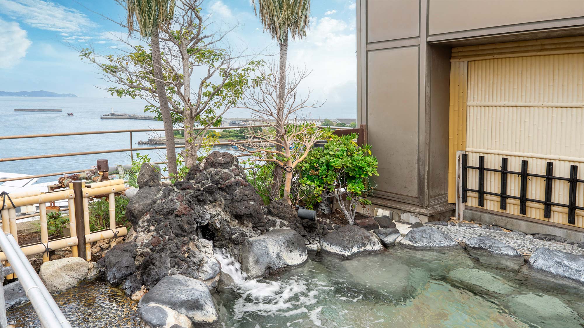 【露天風呂】自家源泉をたっぷりとお愉しみください