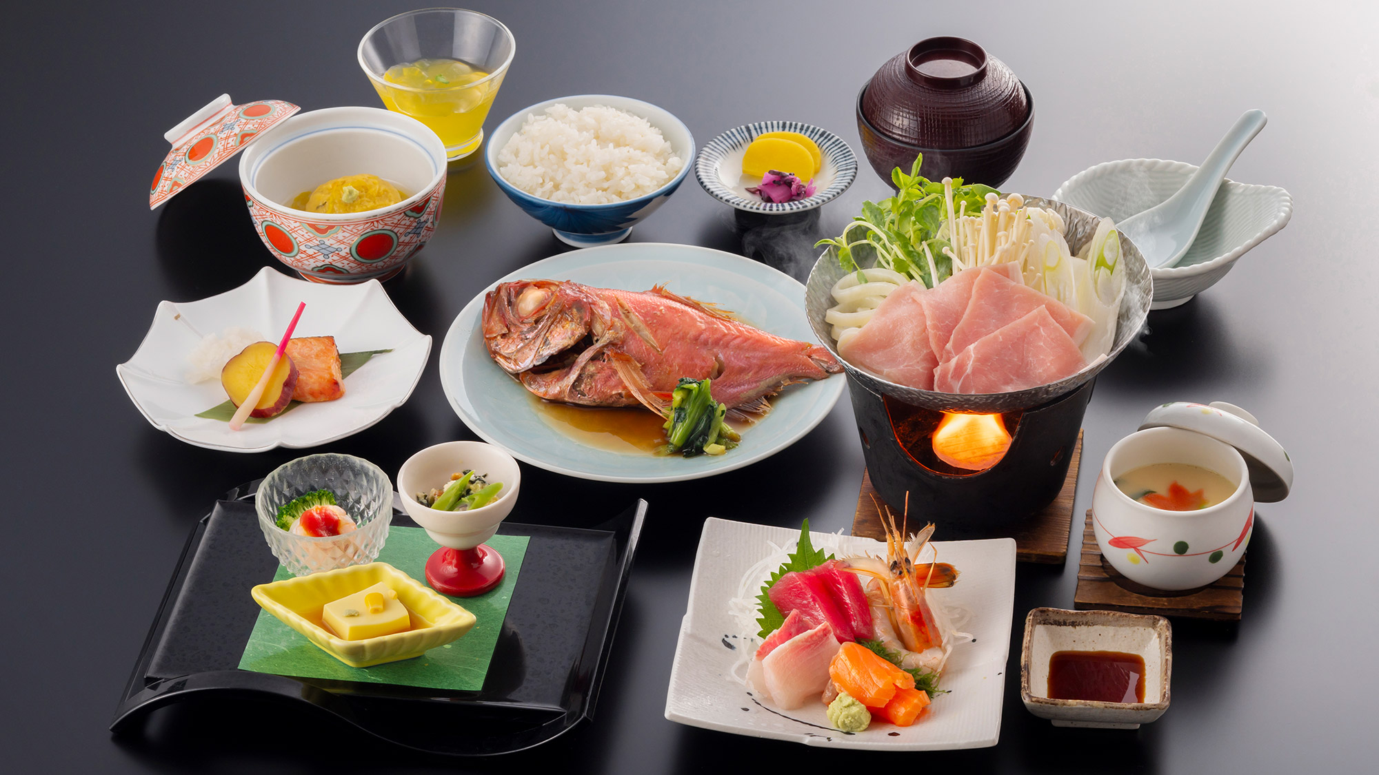 【夕凪会席】地元の新鮮な魚介類を使ったお造りや、煮物・揚げ物など季節の味わいをお楽しみください。