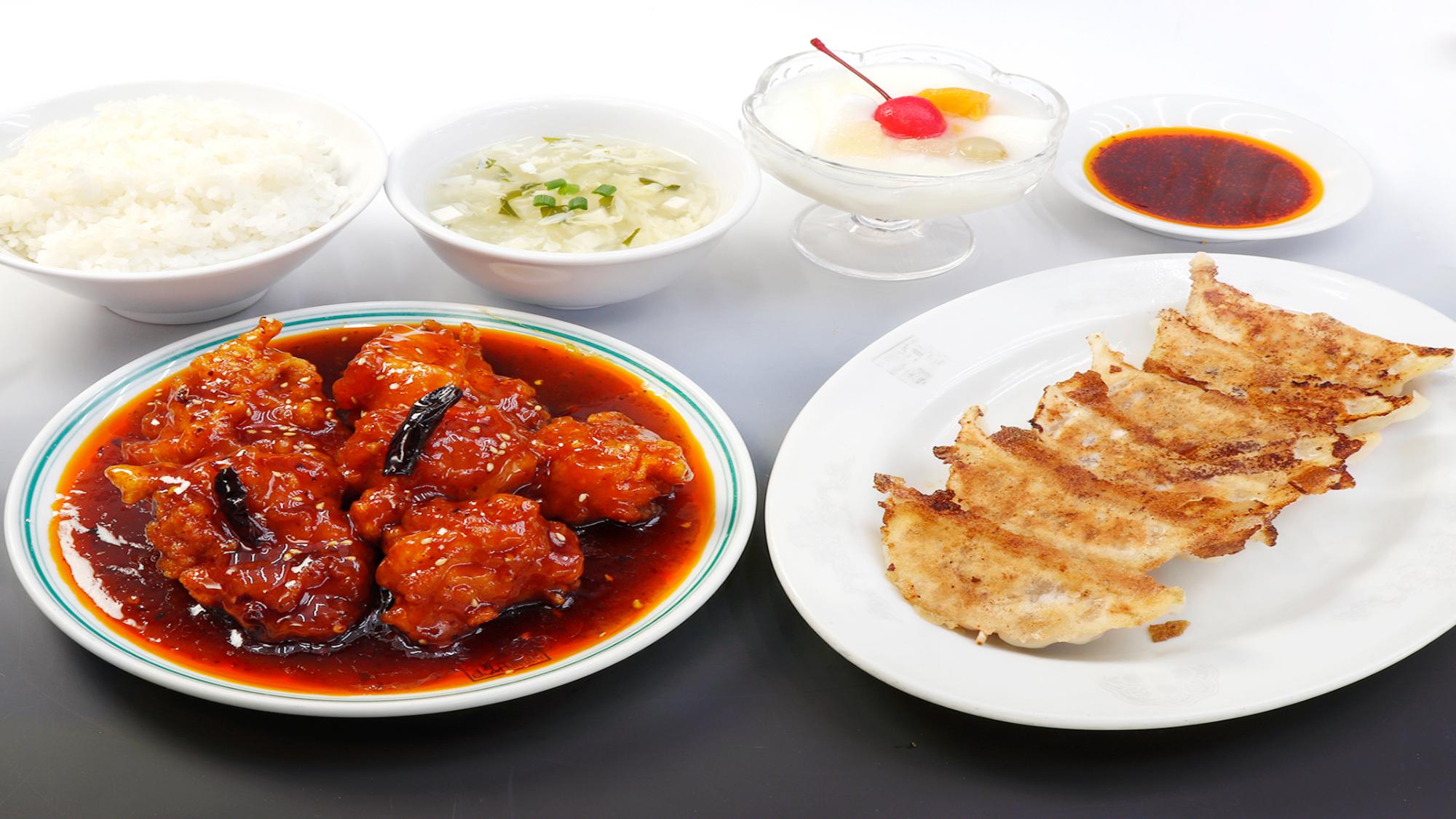 満洲園夕食例）炎の旨辛唐揚げ＆餃子セット
