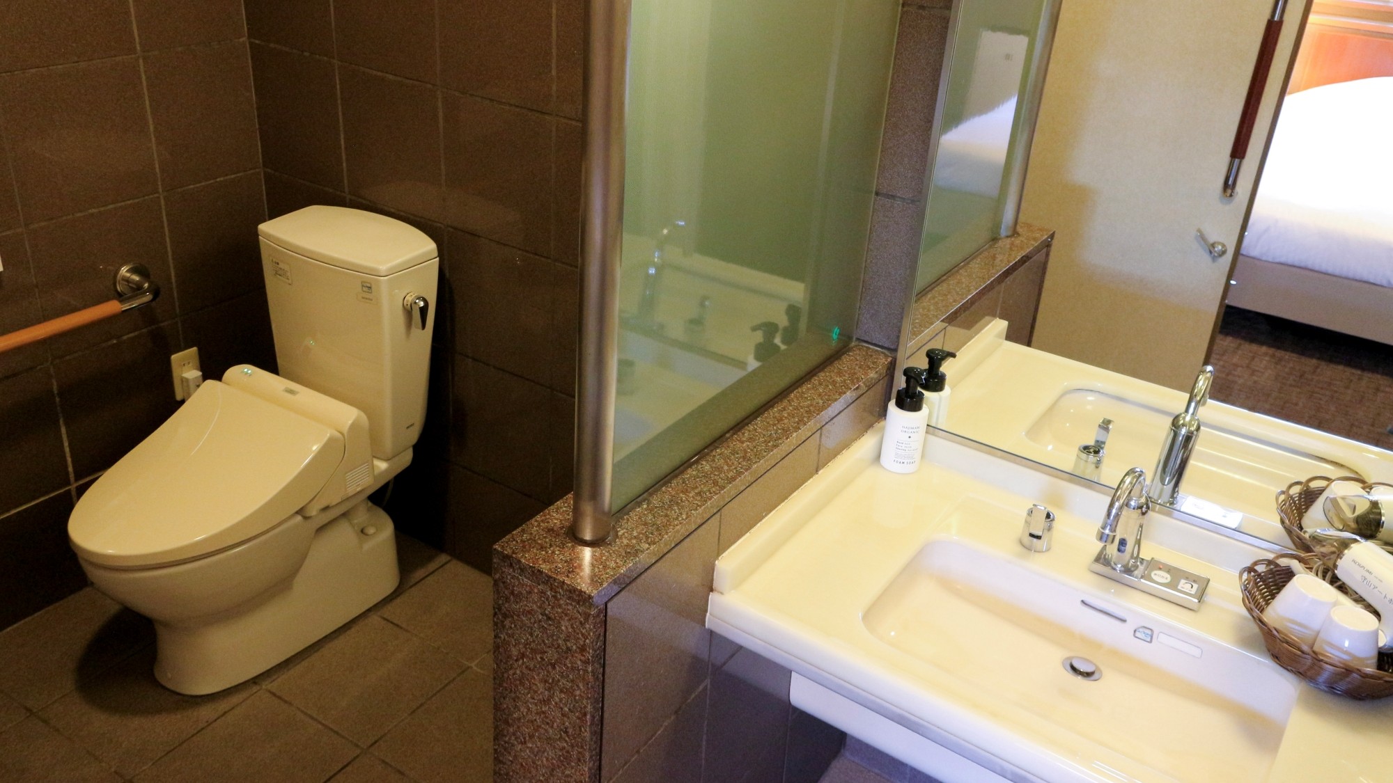 ツインルーム（洗面台・トイレ）