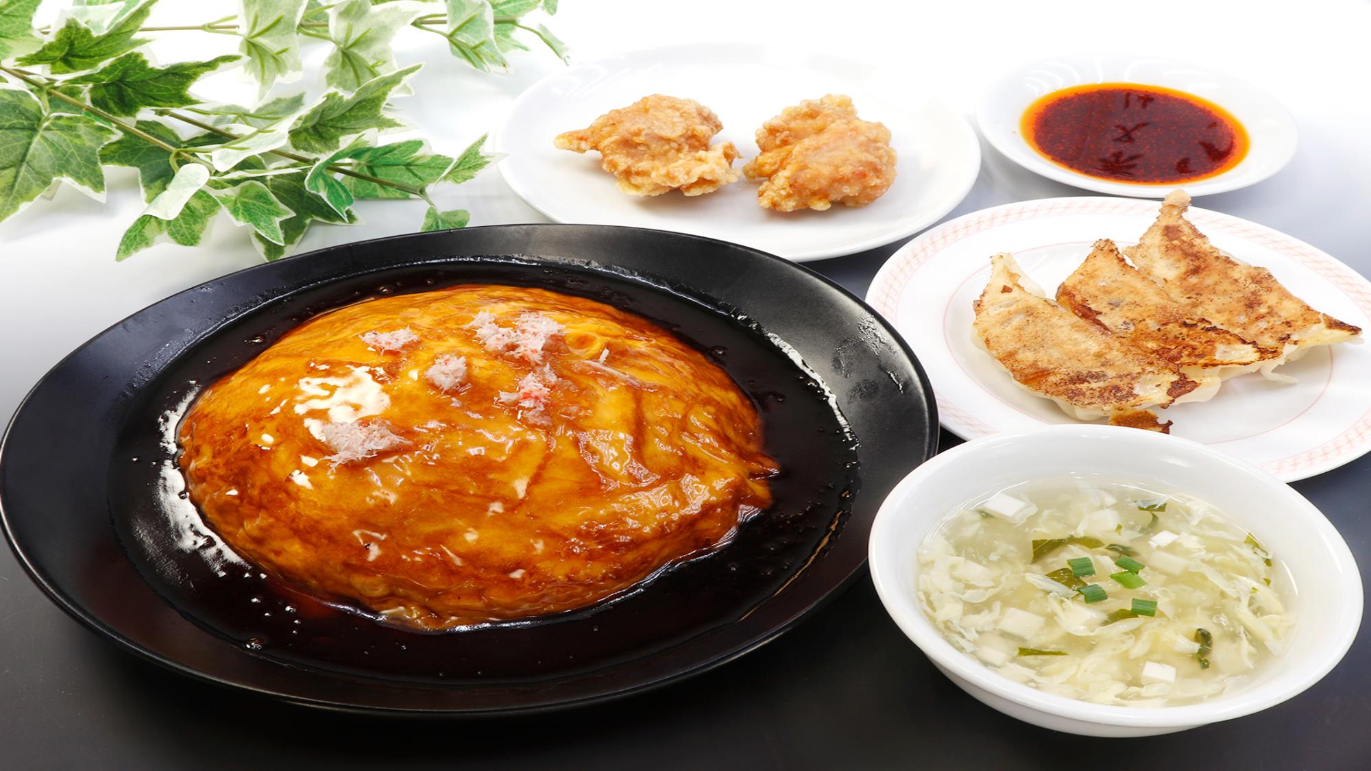 満洲園夕食例）天津飯＆半餃子セット