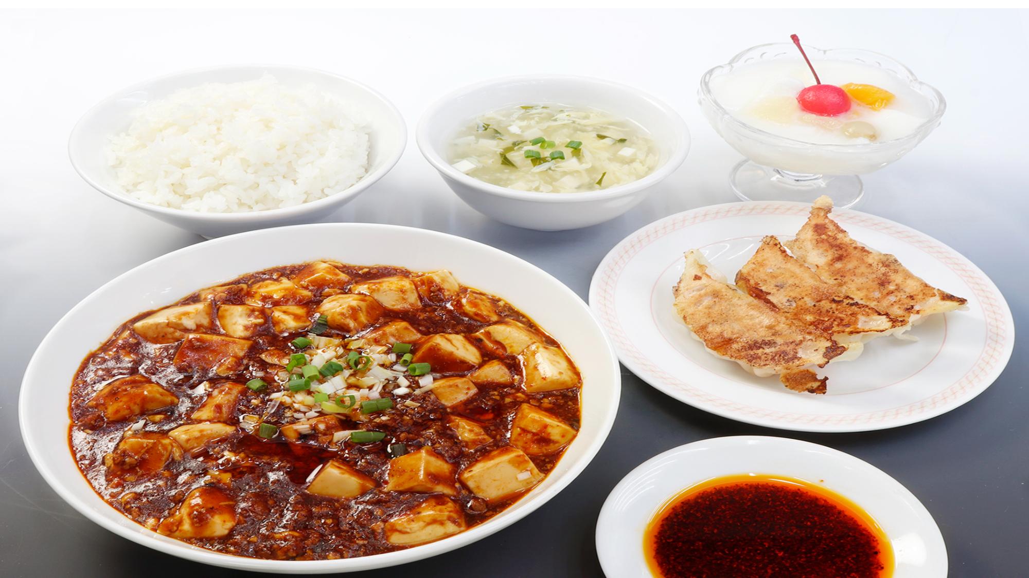 満洲園夕食例）麻婆豆腐＆半餃子セット