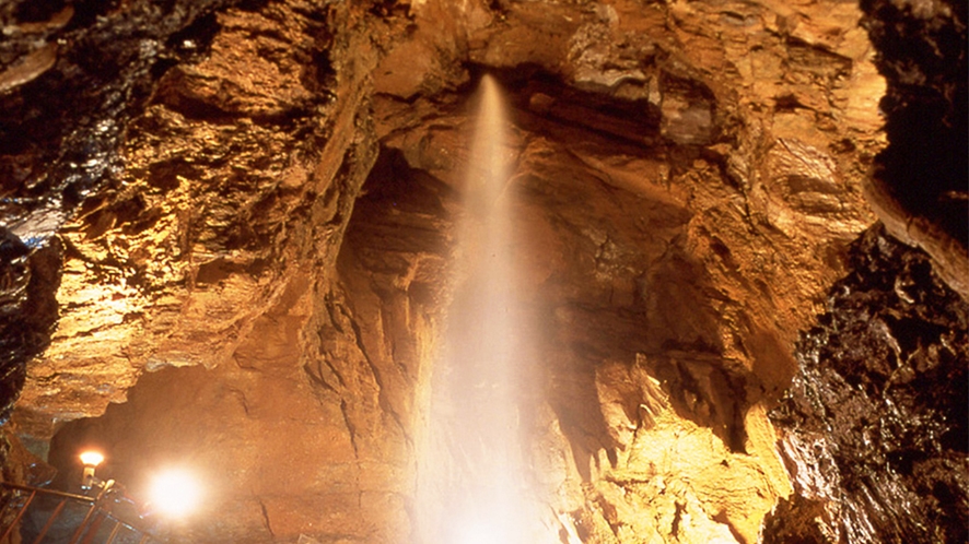 ●竜ヶ岩洞（黄金の大滝）