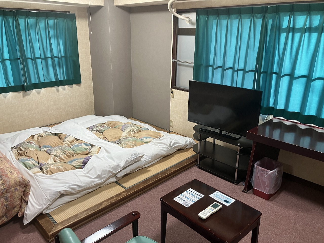 【デラックスダブル】ダブルベッドと4.5畳のスペース