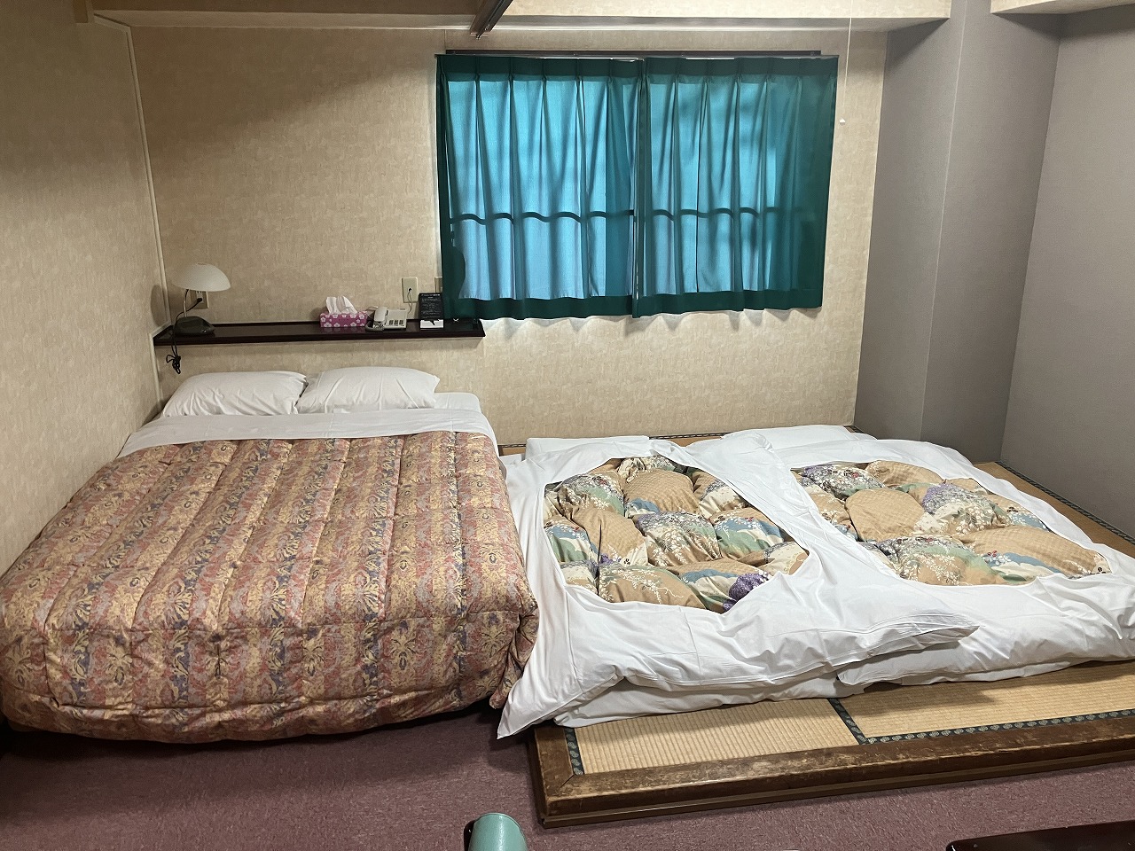 【デラックスダブル】ダブルベッドと4.5畳のスペース