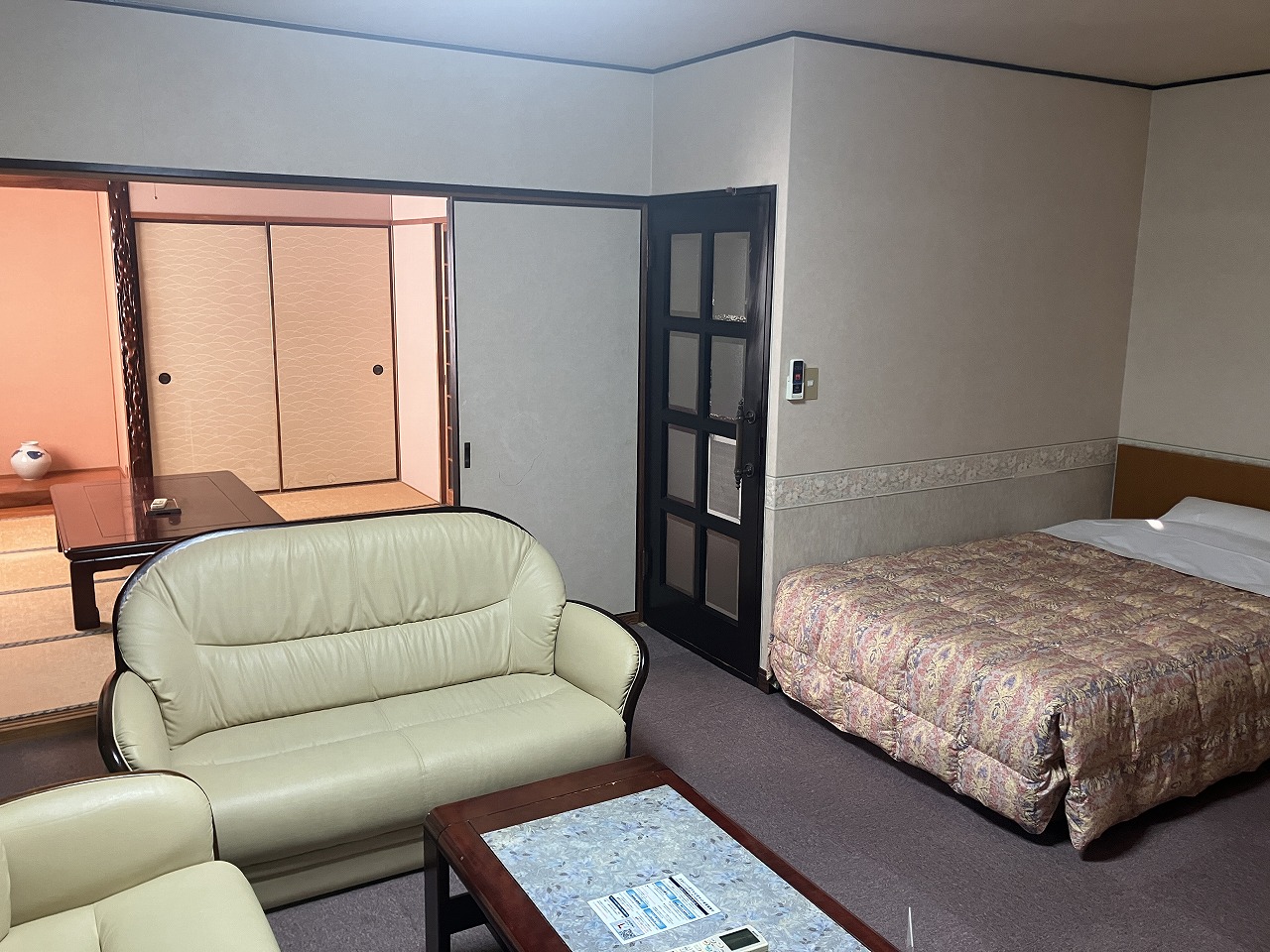 【和洋室】14畳の洋室＋8畳の和室で5名様までご利用可能