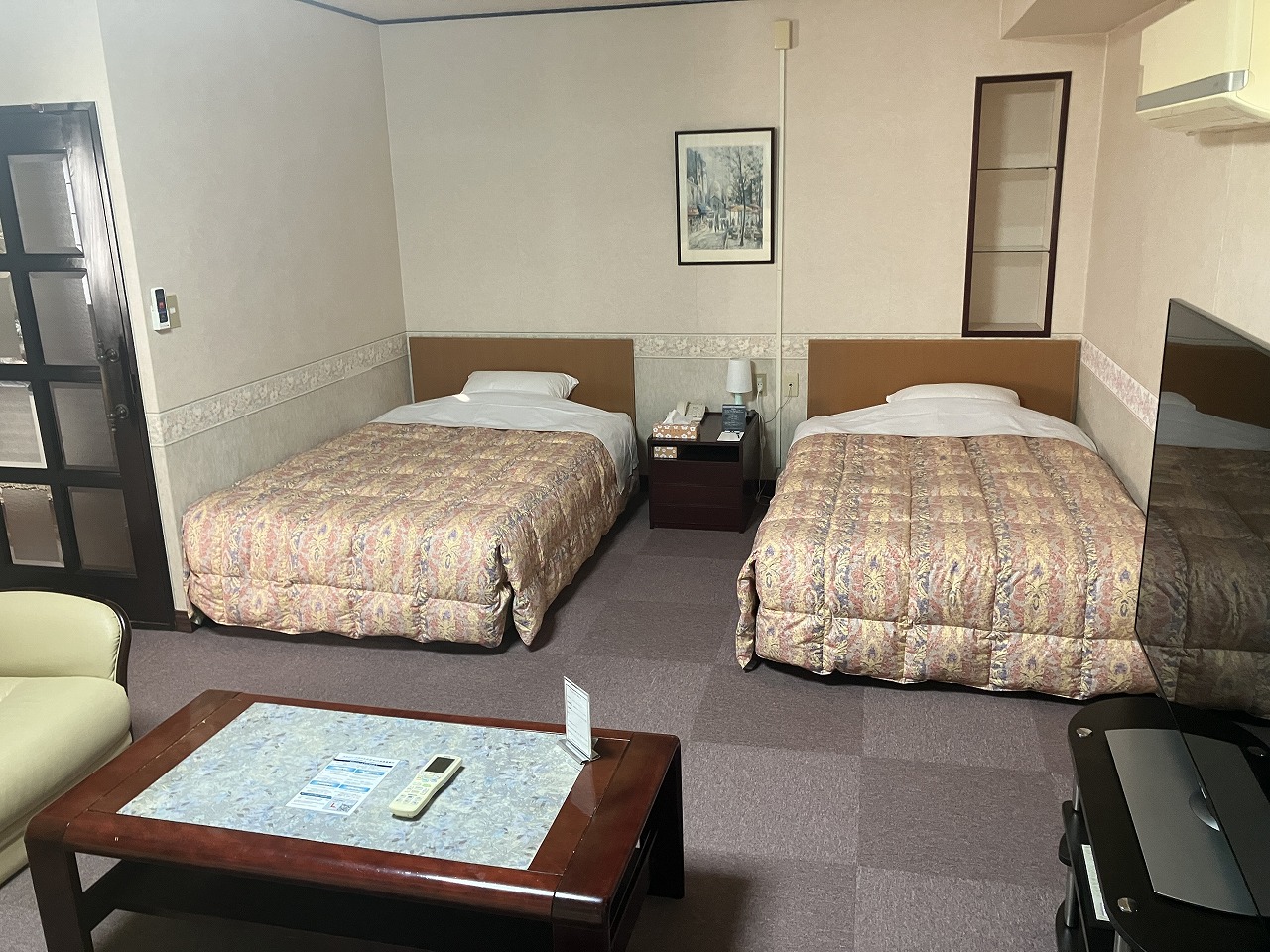 【和洋室】14畳の洋室＋8畳の和室で5名様までご利用可能