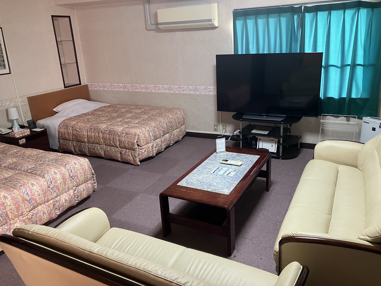 【和洋室】14畳の洋室＋8畳の和室で5名様までご利用可能