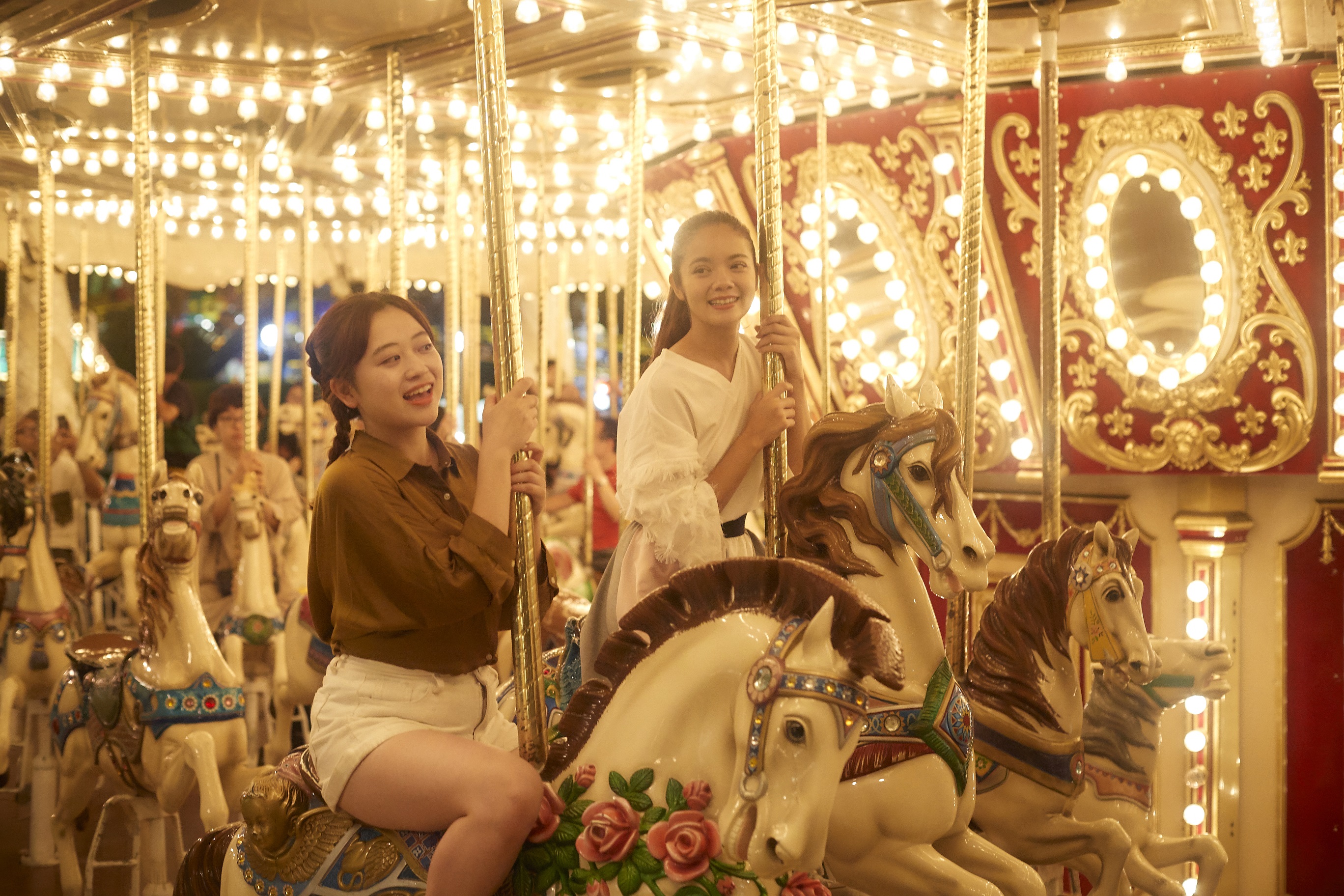 志摩スペイン村　ライトアップされたガウディカルーセル