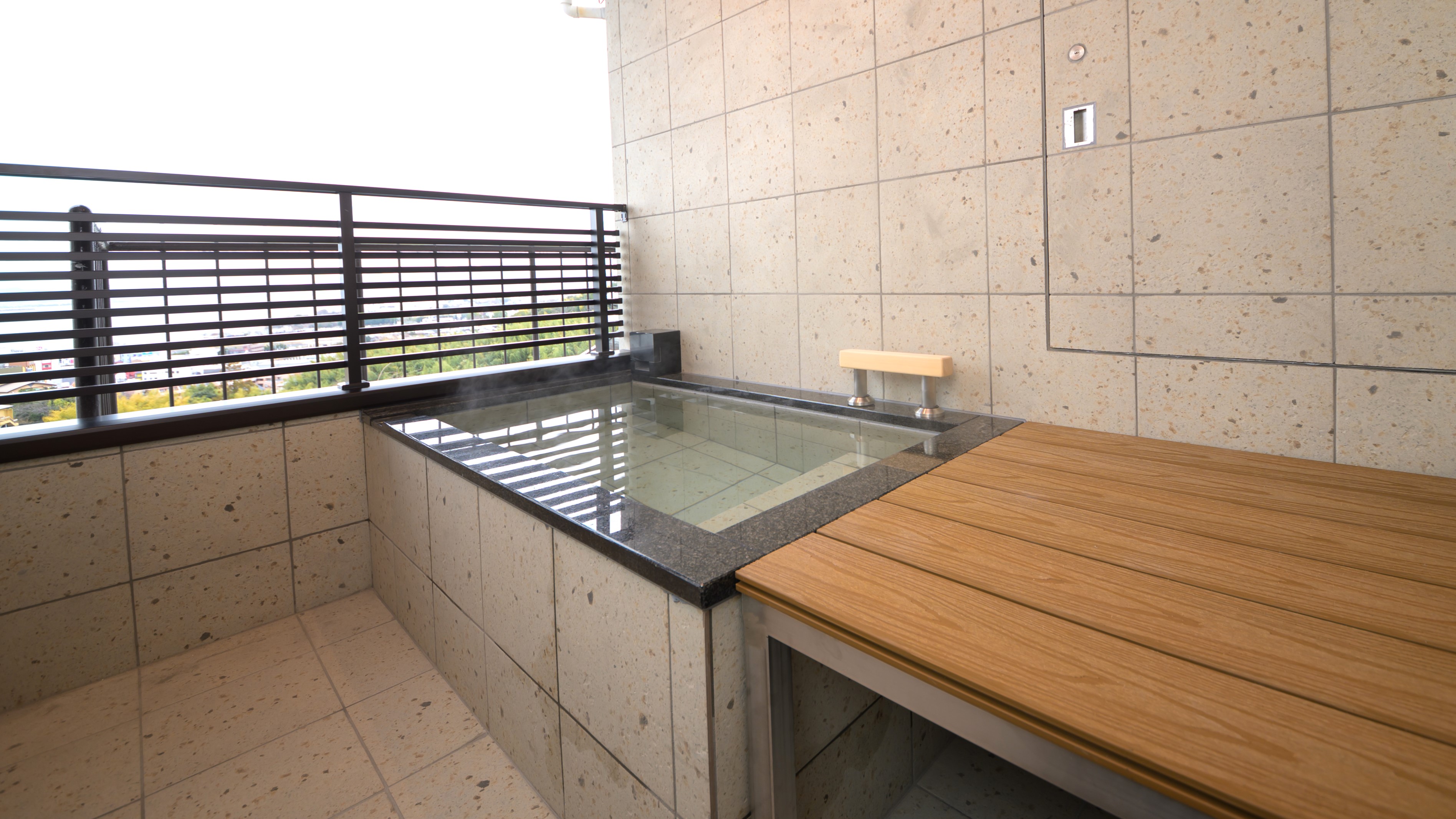 「エグゼクティブ里山プレミアム（洋室）」客室露天風呂（一例）