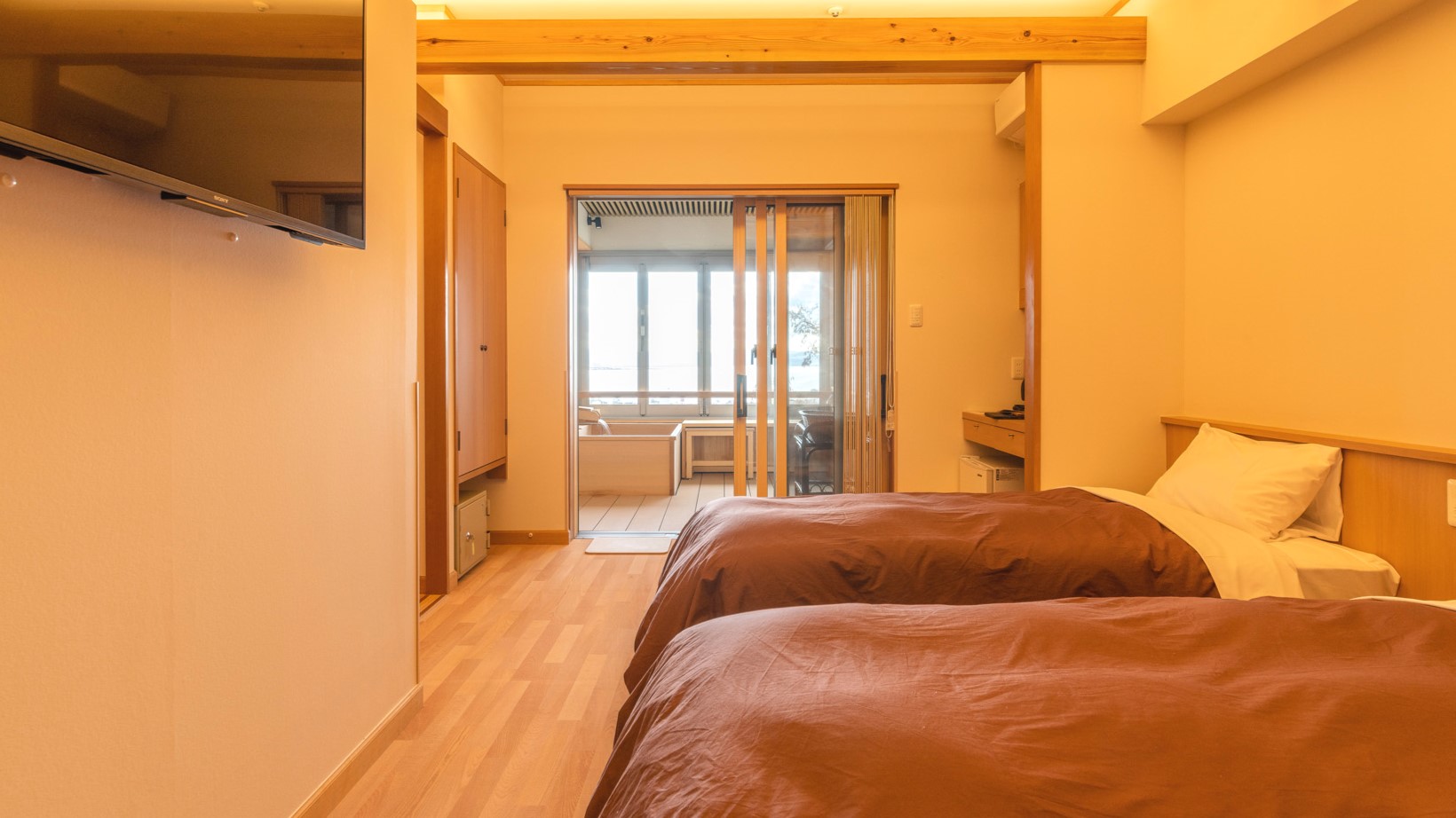 露天風呂付里山ツイン（エコノミー）【５階 湖側・禁煙】（一例）