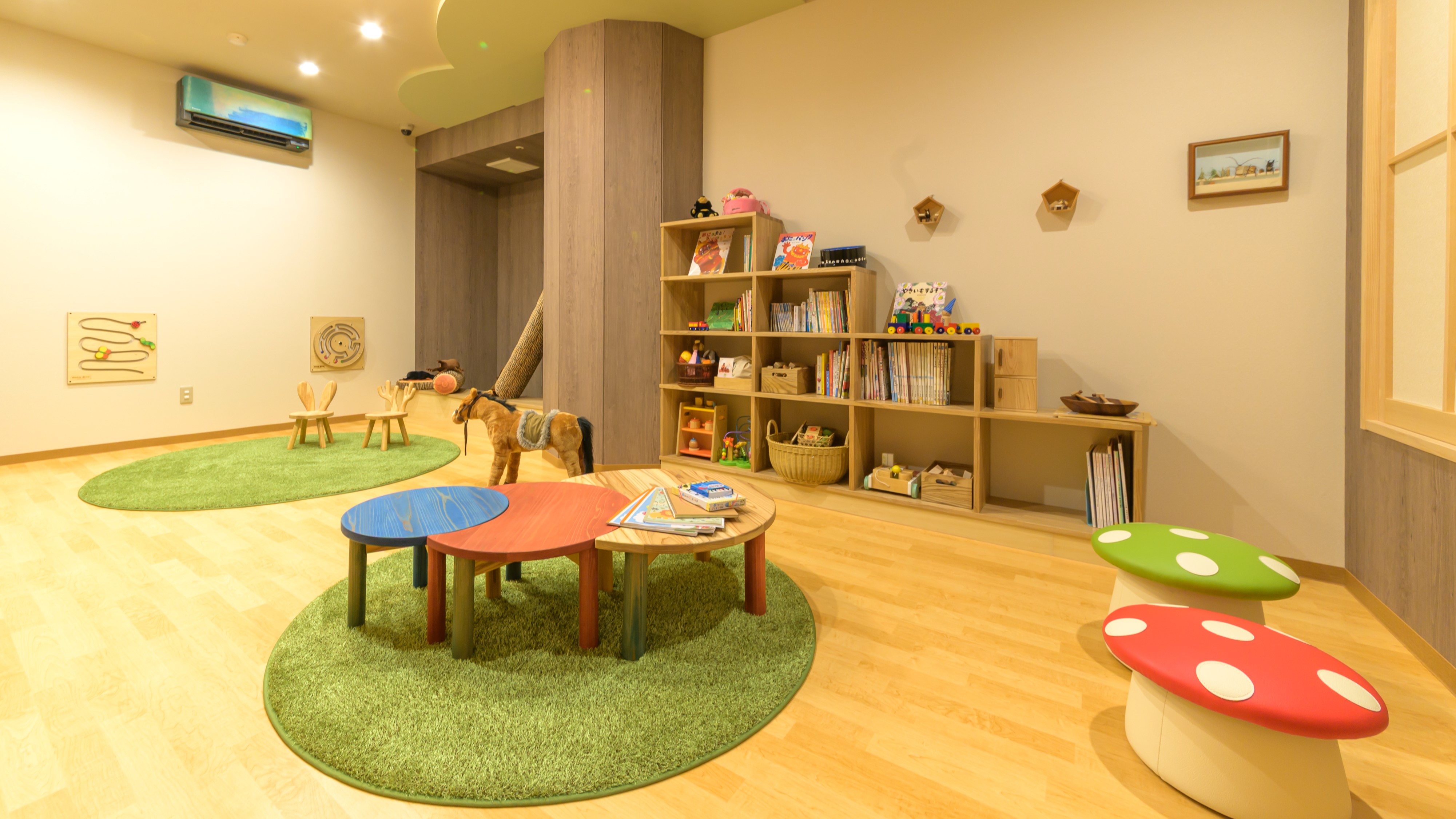 キッズルーム「ちいさな森」