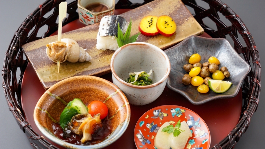 【三秋の月の兎会席】里山の秋を届ける馳走料理＜秋刀魚寿司・王鮭・合鴨・バイ貝・蛍イカ沖漬け＞