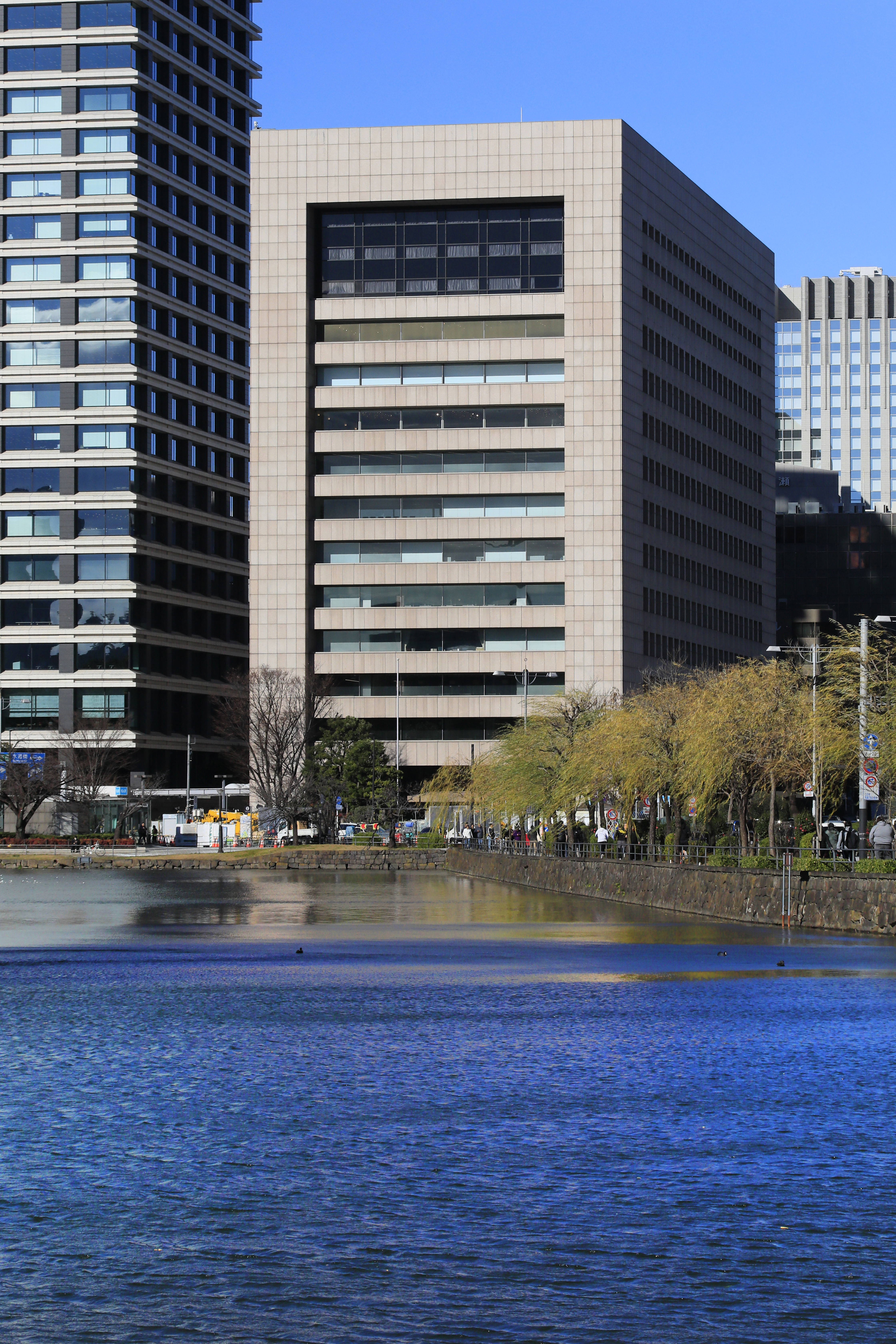 皇居お堀から見るKKRホテル東京