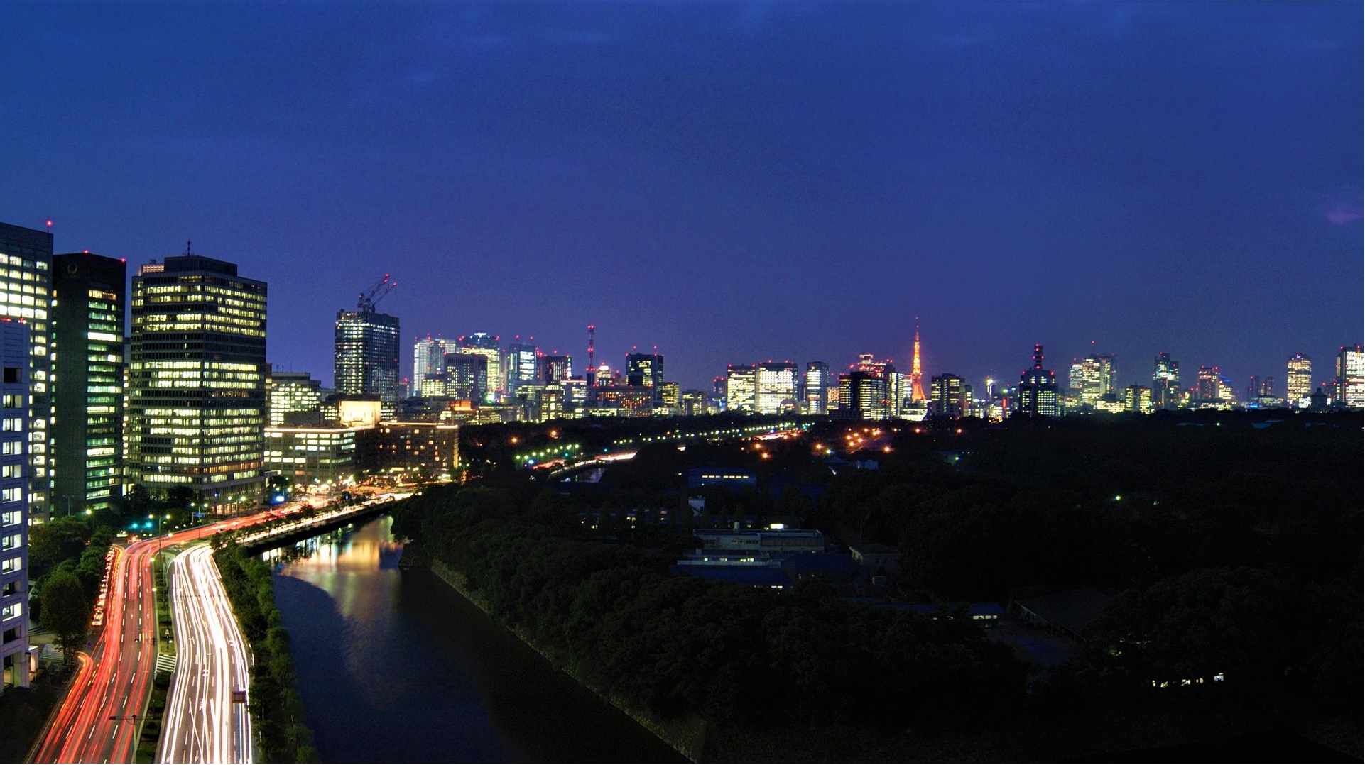 眺望：皇居越しに際立つ東京の夜景