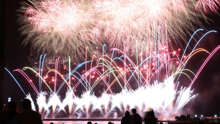 熱海海上花火大会【一例】天気が良ければお部屋から遠くに輝く花火がお愉しみいただけます