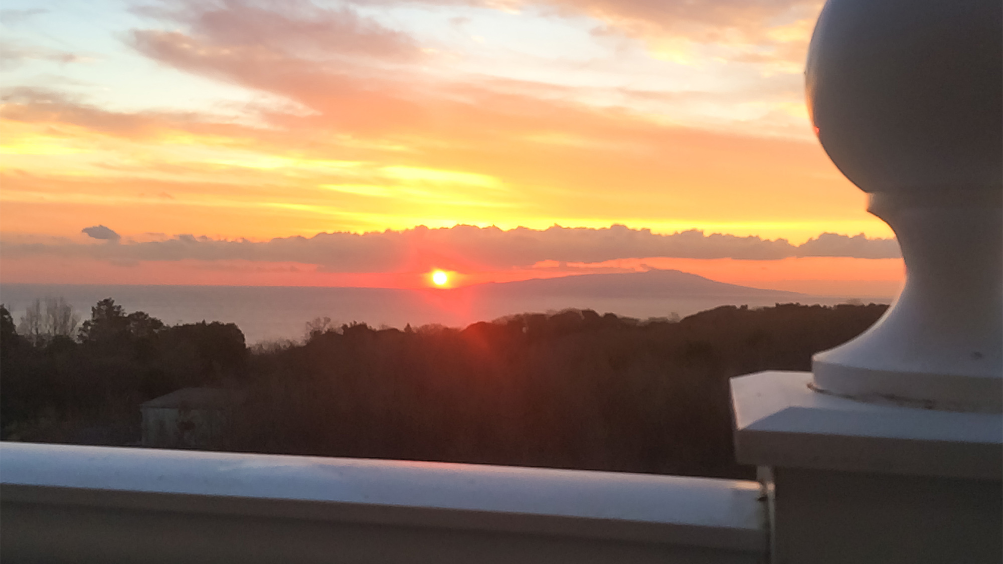 冬期はお天気に恵まれるとバルコニーやお部屋から日の出が眺められます（特別室バルコニーより撮影）