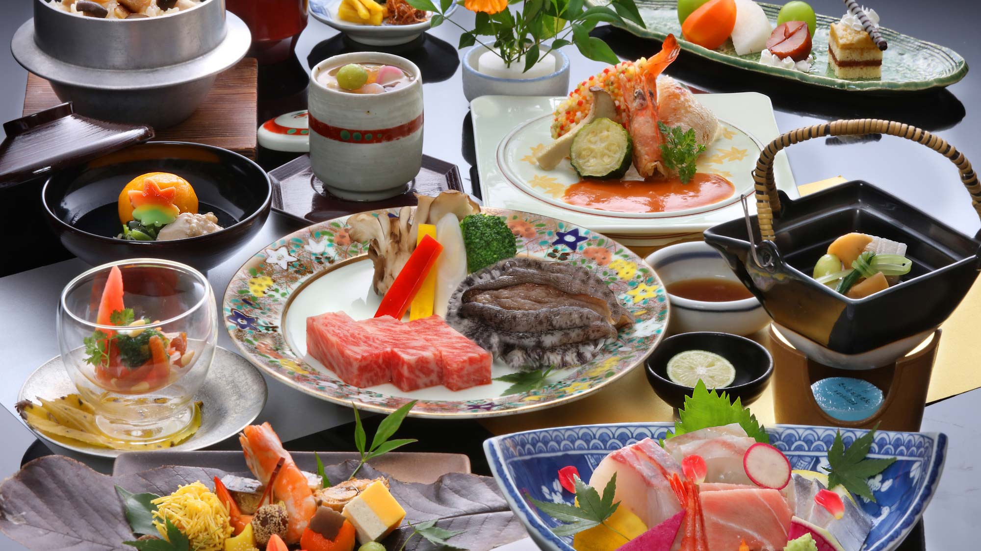 【ワンランク上のお部屋にお得に泊ろう】季節の旬味を贅沢に♪特選季節会席（半個室食）