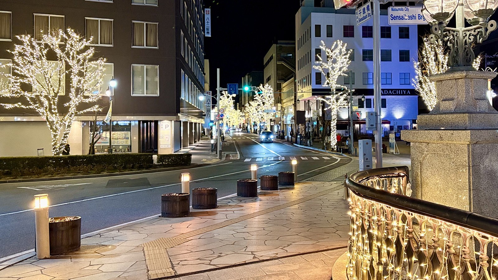 大名町通りから千歳橋まで続く暖かな光のイルミネーション