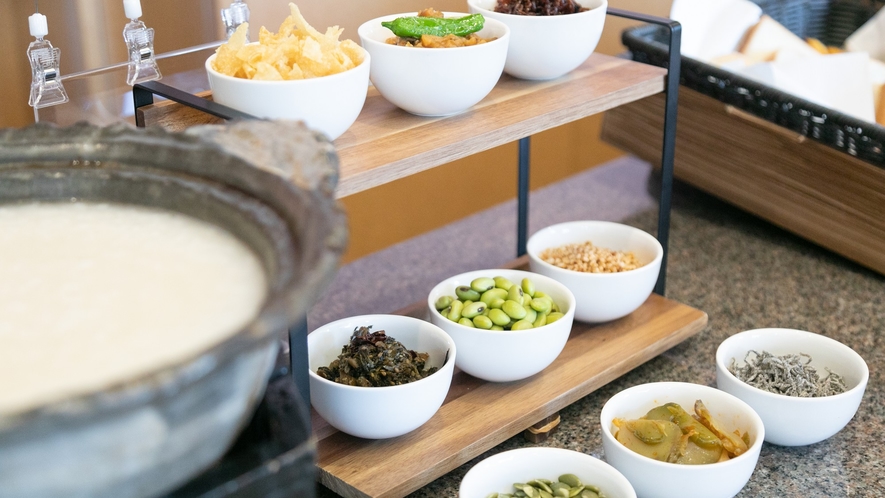 朝食バイキング　一押しメニューの中華粥。お好きなトッピングでどうぞ♪