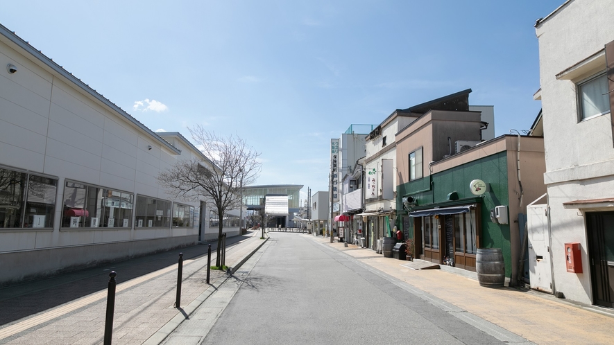 当館前の道路からまっすぐ歩いていくと松本駅です