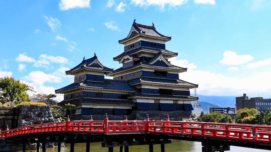 松本城は当館から車で5分（徒歩で15分）です。