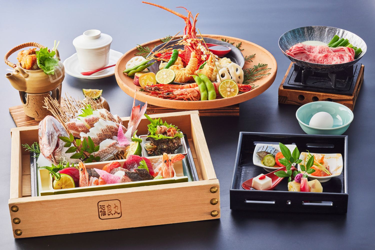 秋のトロ箱会席　〜刺身のトロ箱盛り　伊勢海老天ぷら　淡路牛すき焼き〜