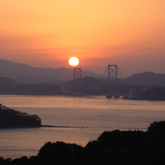 夕日をバックに鳴門海峡