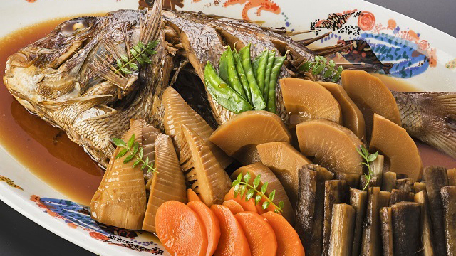 海鮮ビュッフェ：真鯛のアラ炊き