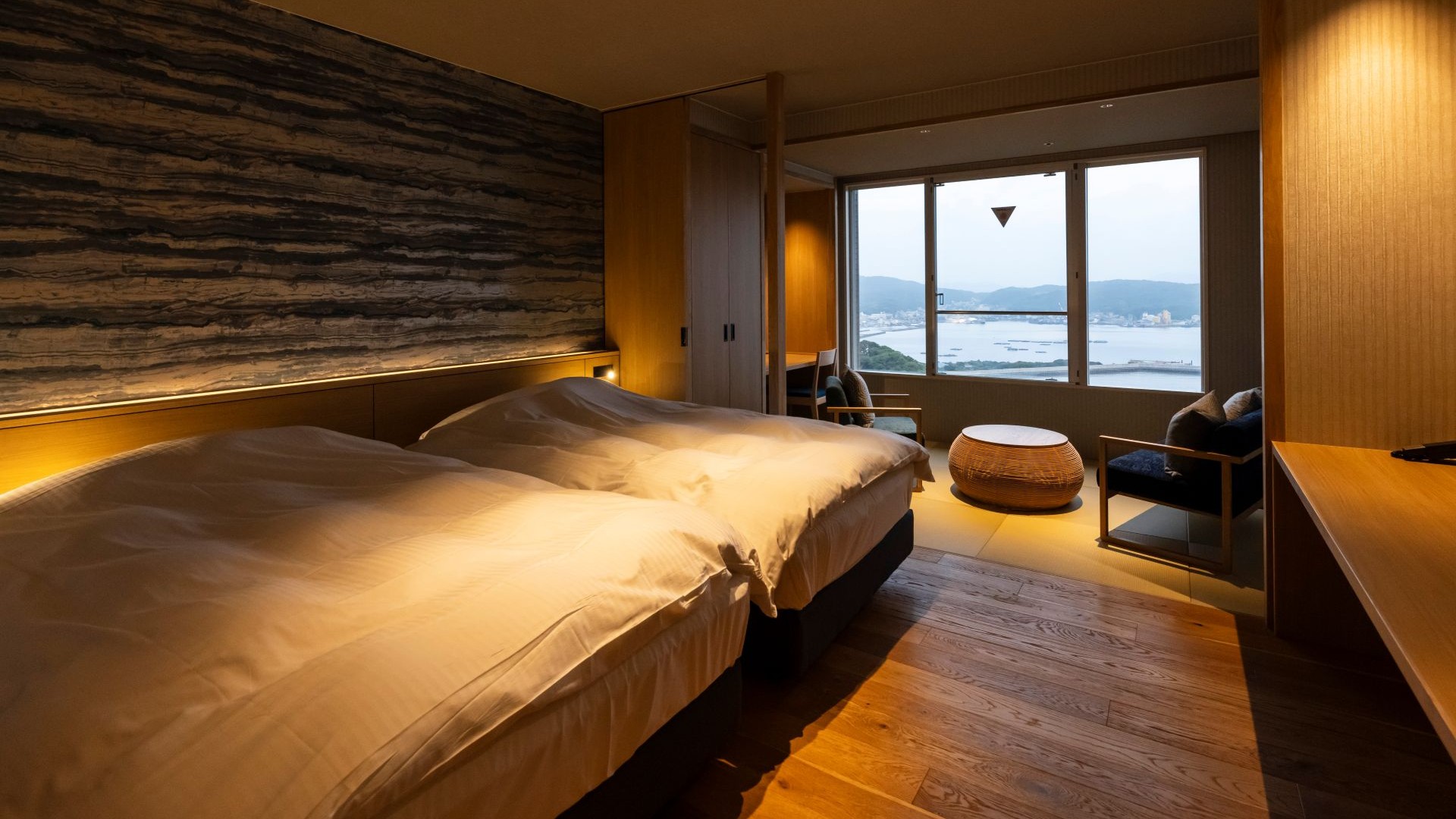 ２０２５年７月リニューアル　最上階の福良湾側に面した客室。快適なベッド完備、3名以上は和室でAirマットレスをご用意します