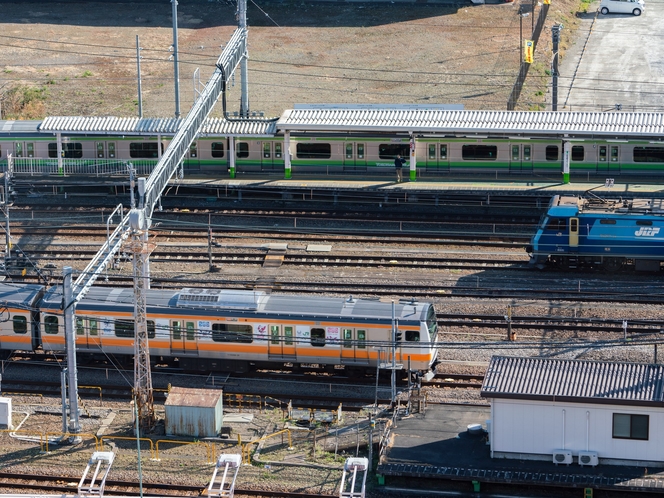 横浜線や中央線の列車のほか、貨物列車も行き交う鉄道ファンの聖地、JR八王子駅を眺めることができます。