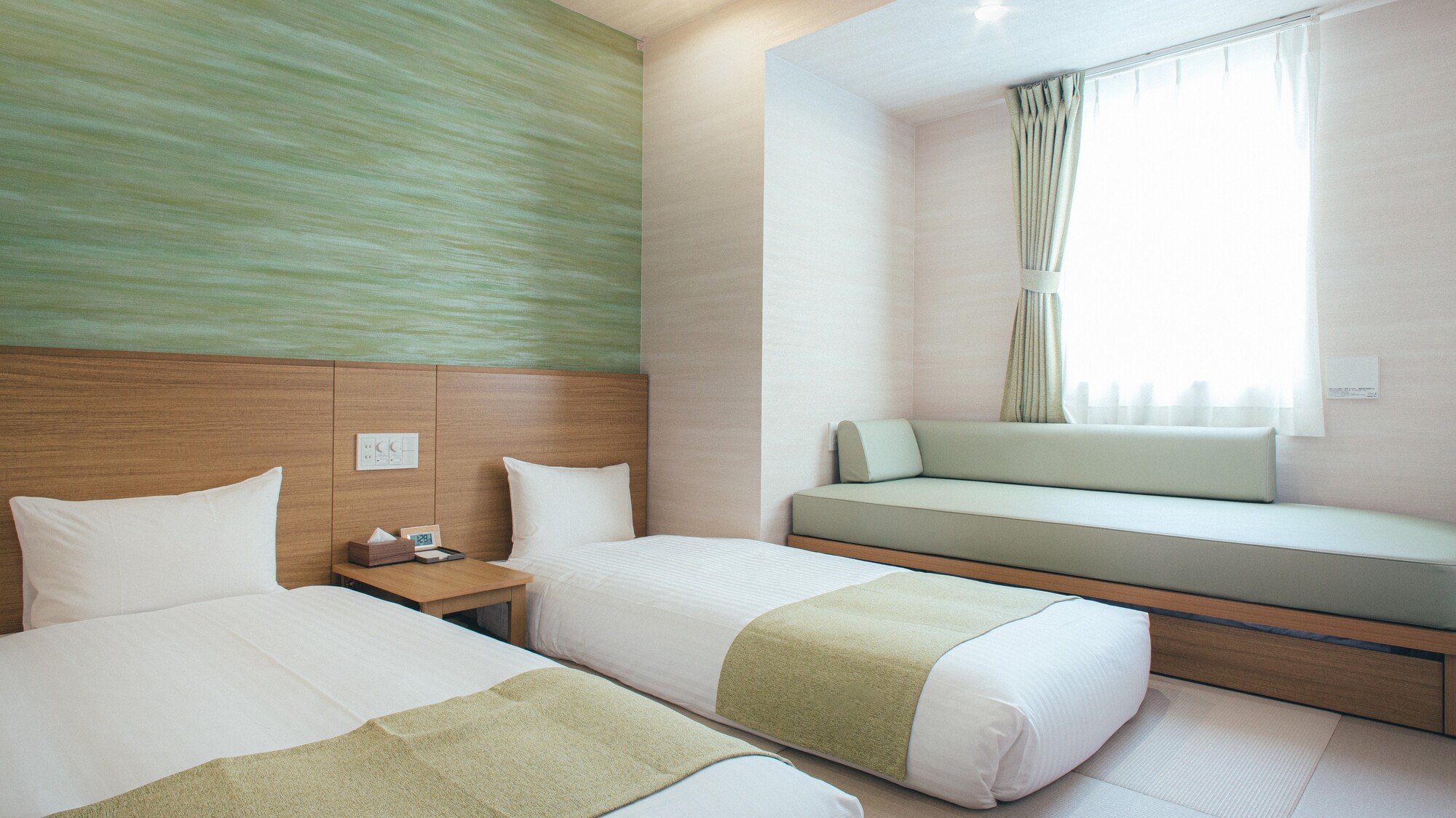 2025年7月1日オープン！ゆったりとお寛ぎいただける、落ち着いた雰囲気の畳敷きのお部屋には耐圧分散のブレスエアーマットレスを採用しています。