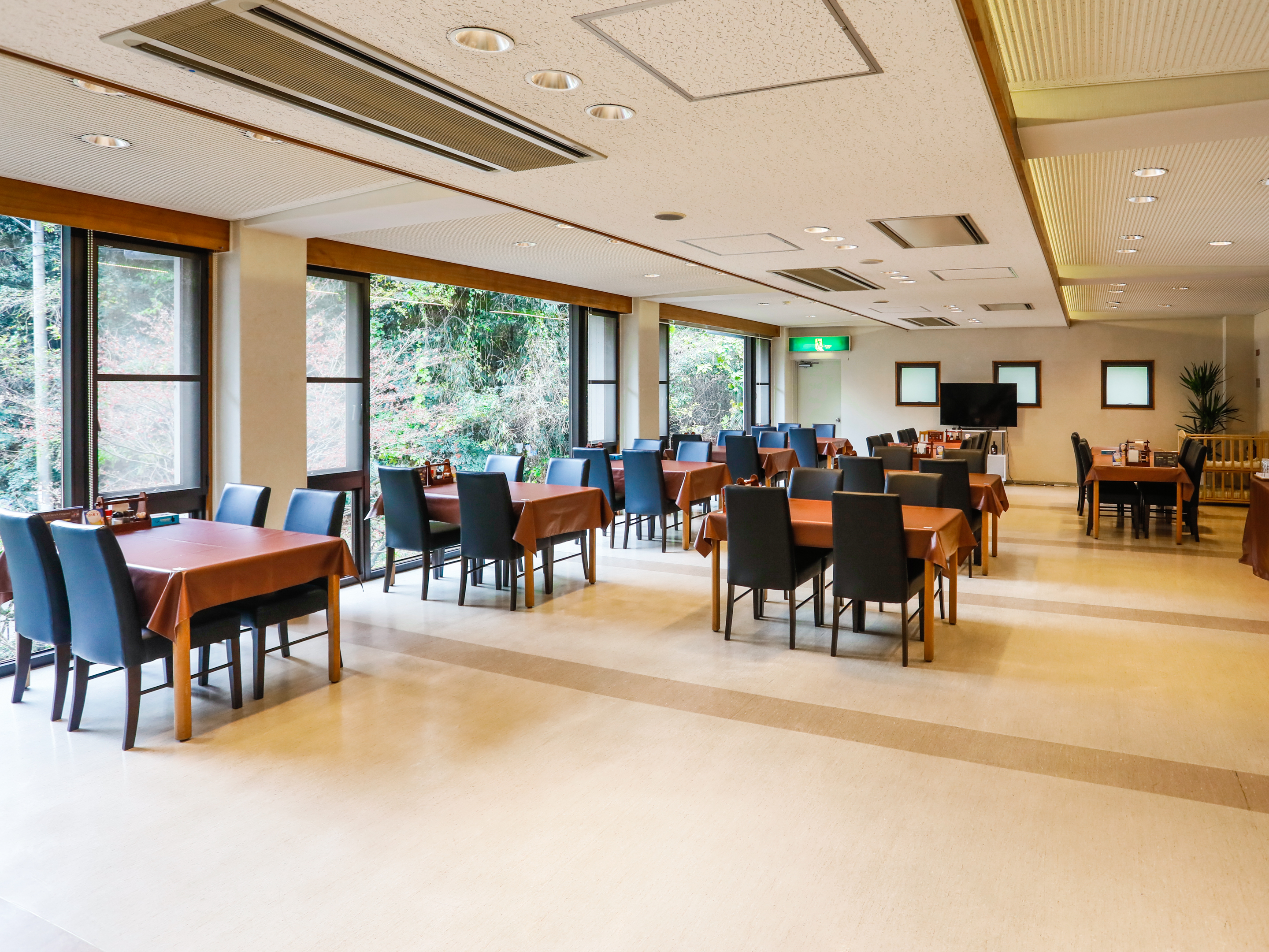 2020年3月にリニューアルされた日本庭園を一望できるレストラン　夜には庭園がライトアップされます