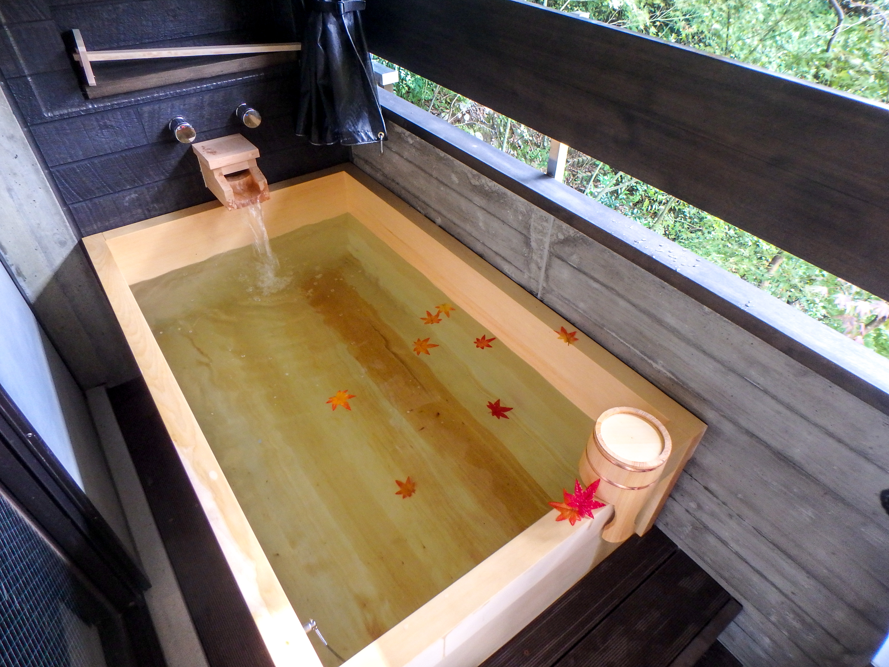 [客室かけ流し露天風呂]春の景色を眺めながら楽しむ、『美肌の湯』お部屋の温泉