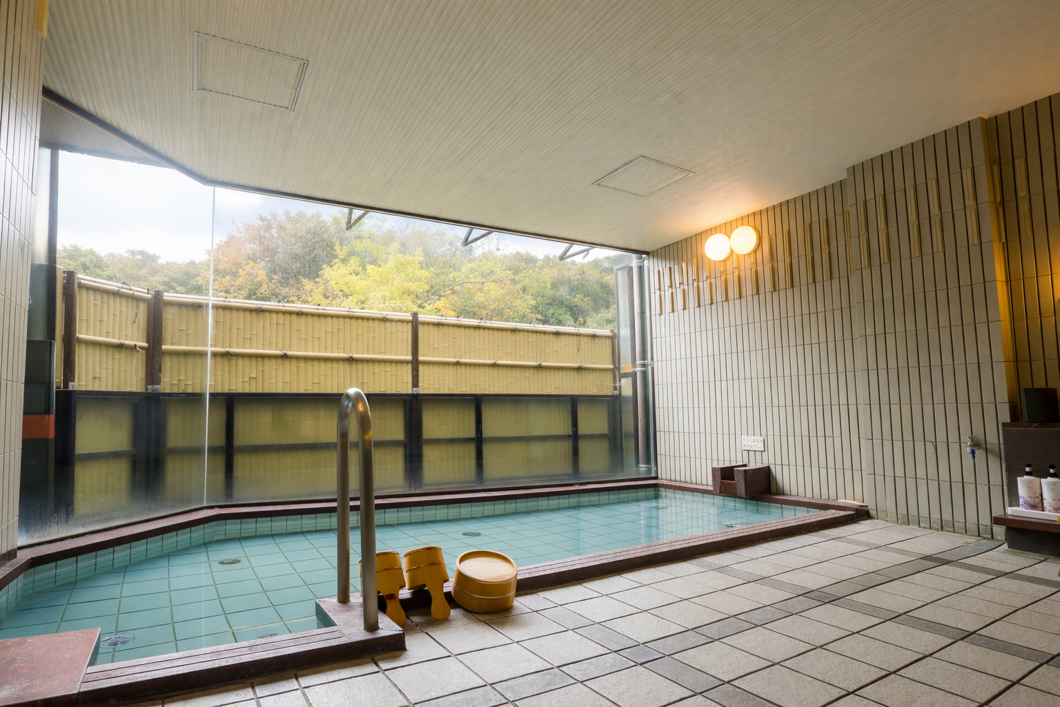 【内湯】全国でも有数のＰＨ値９．４美肌効果が高いなめらかな良泉　ほのかな硫黄の香りのリラックス効果も