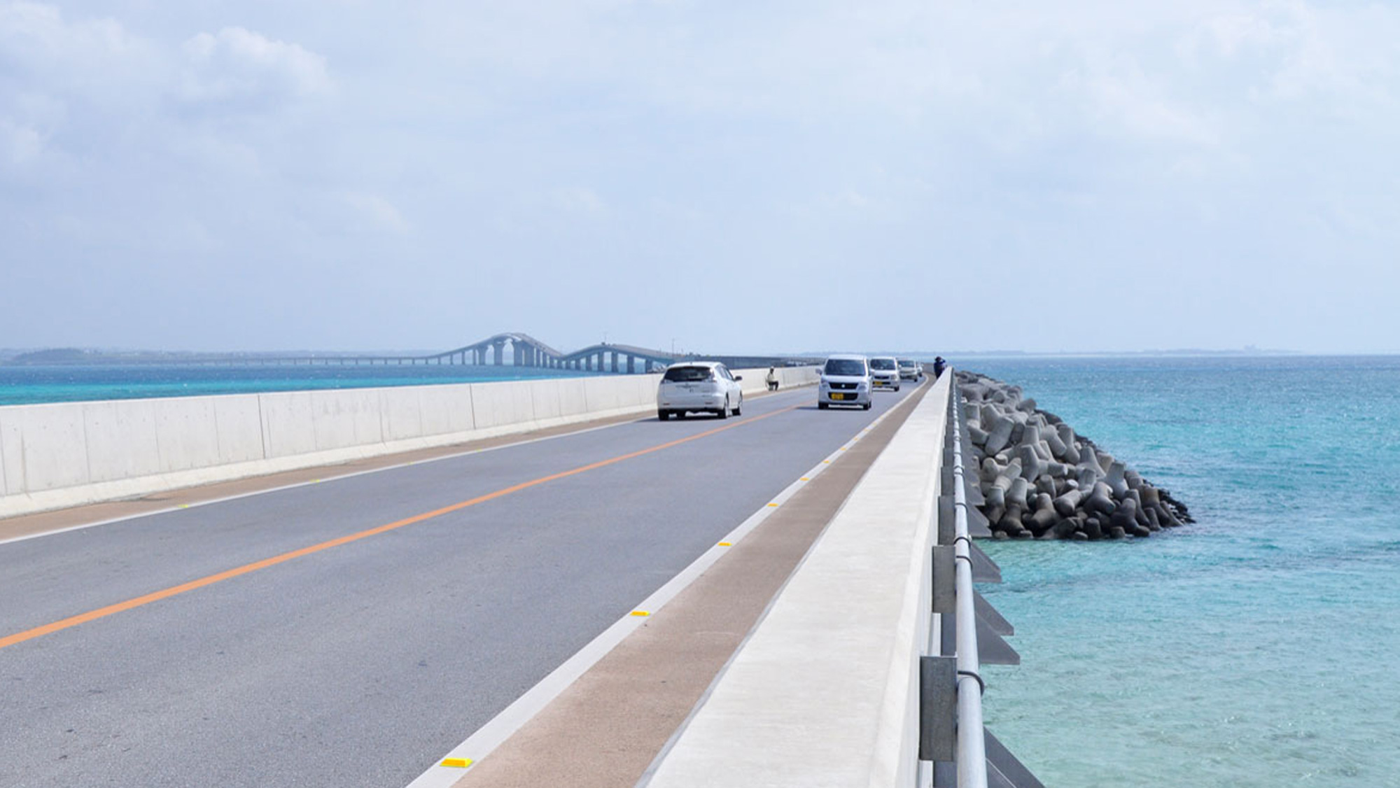 【周辺】伊良部大橋からの景色。青い綺麗な海と宮古と伊良部を結ぶまっすぐのびた橋はオススメスポット！